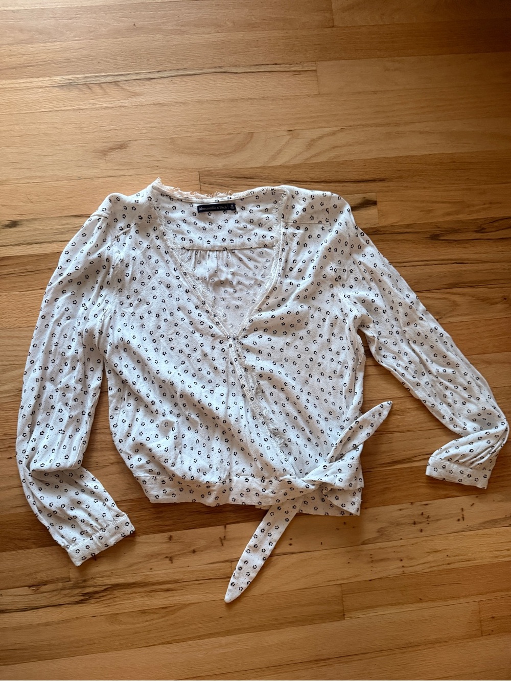 Abercrombie & Fitch White Floral Tie-Waist V-Neck Blouse